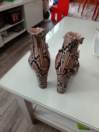 Zapatos de tacón con estampado de serpiente