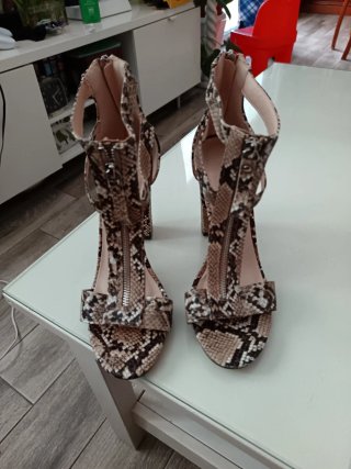 Zapatos de tacón con estampado de serpiente