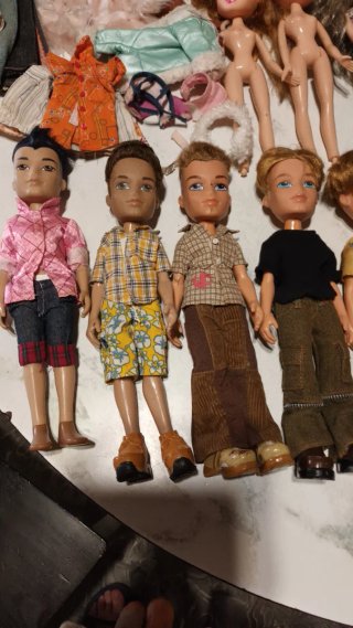 Lote de 19 Muñecas Bratz, maleta y complementos