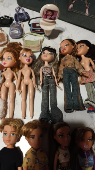Lote de 19 Muñecas Bratz, maleta y complementos