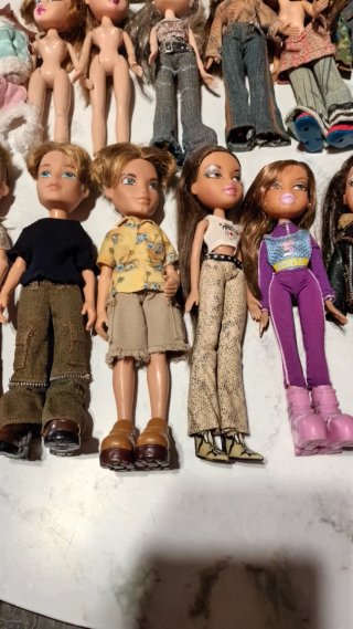 Lote de 19 Muñecas Bratz, maleta y complementos
