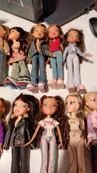 Lote de 19 Muñecas Bratz, maleta y complementos