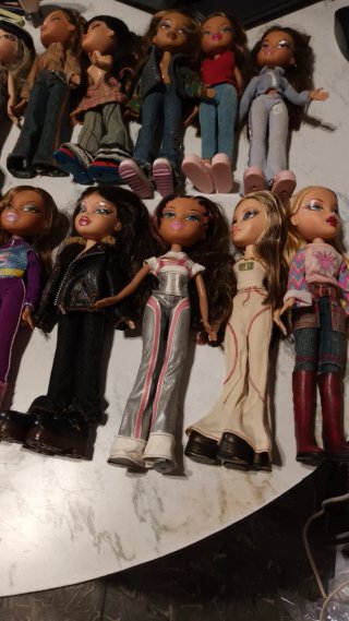Lote de 19 Muñecas Bratz, maleta y complementos
