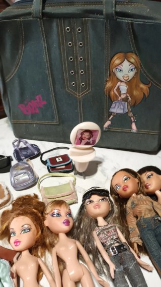 Lote de 19 Muñecas Bratz, maleta y complementos