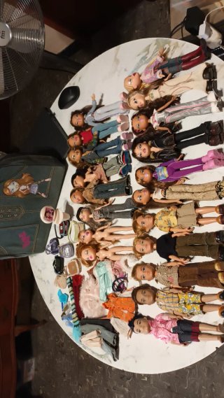 Lote de 19 Muñecas Bratz, maleta y complementos