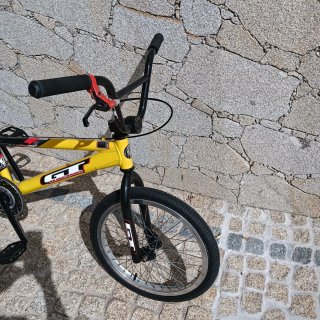 Bicicleta BMX GT Race Amarela