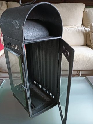 Farol antiguo de hierro y cristal