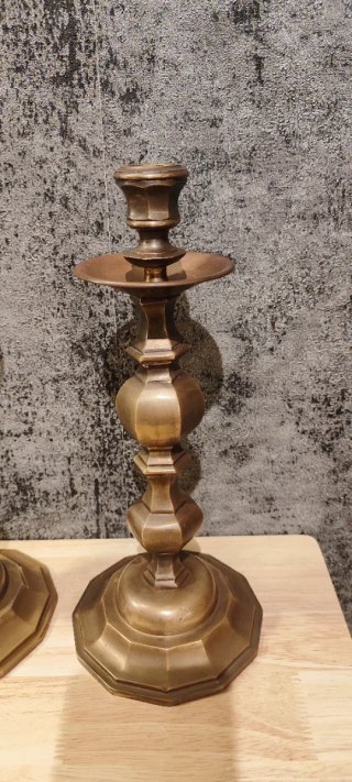 Pareja de candelabros de bronce