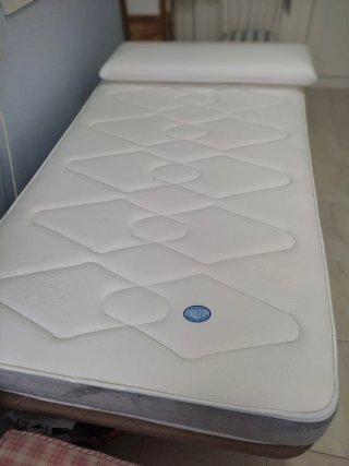 Colchón, almohada y base con patas