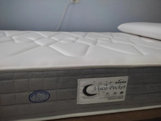 Colchón, almohada y base con patas