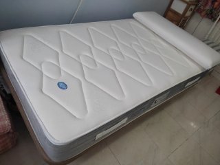 Colchón, almohada y base con patas