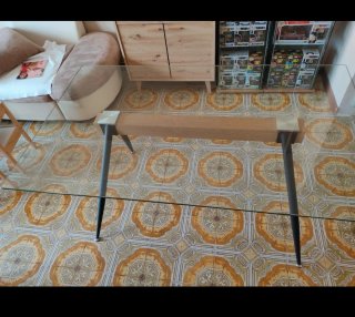 Tavolo in vetro con gambe in legno e metallo