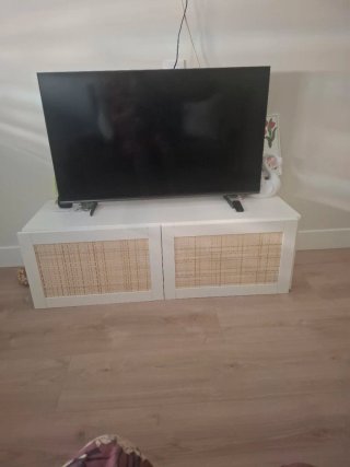 Mueble TV blanco y beige con puertas