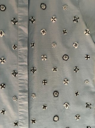Camisa azul claro con incrustaciones