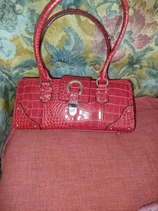 Bolso de mano rojo con textura