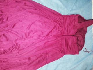 Vestido de fiesta morado con detalles