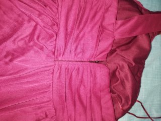 Vestido de fiesta morado con detalles