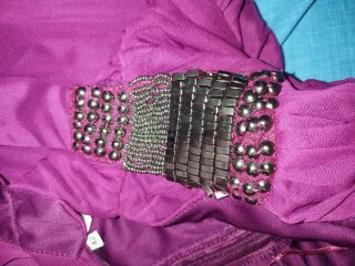 Vestido de fiesta morado con detalles