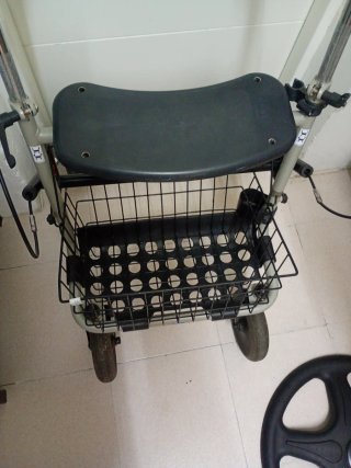 Andador para mayor con asiento y cesta