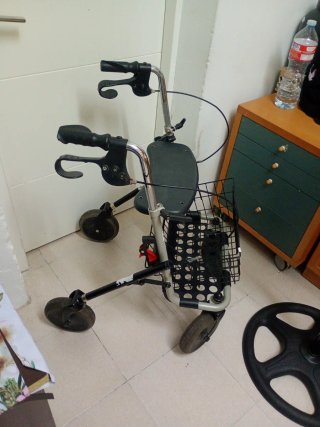 Andador para mayor con asiento y cesta