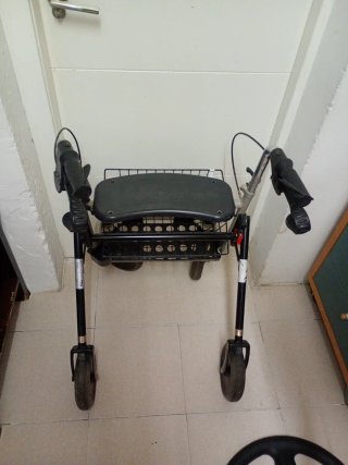 Andador para mayor con asiento y cesta