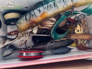 Lote pesca: carretes, anzuelos, señuelos sagarra