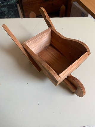 Carretilla de madera decorativa