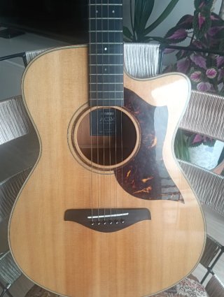 Guitarra Yamaha AC3M con funda rígida