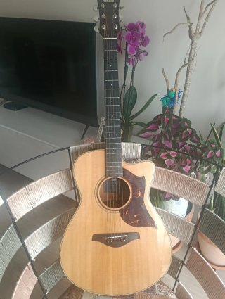 Guitarra Yamaha AC3M con funda rígida