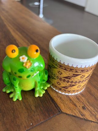 Huevera  rana y cuenco cerámica