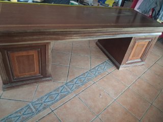 Mesa de despacho de madera