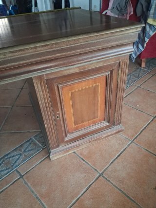 Mesa de despacho de madera