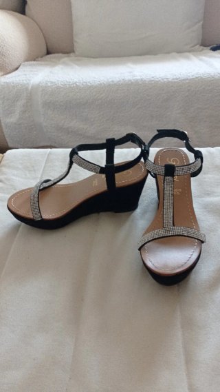 Sandalias de cuña con pedrería plateada