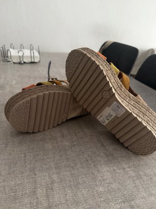 Sandalias cuña beige y multicolor