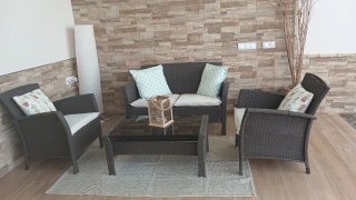 Conjunto de muebles de jardín, incluye alfombra.