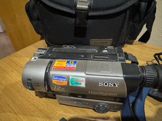 Videocámara Sony Hi8 con accesorios
