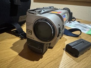 Videocámara Sony Hi8 con accesorios