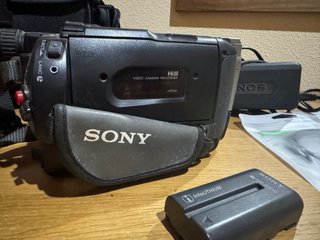 Videocámara Sony Hi8 con accesorios
