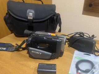 Videocámara Sony Hi8 con accesorios