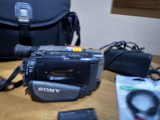 Videocámara Sony Hi8 con accesorios