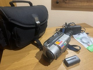 Videocámara Sony Hi8 con accesorios