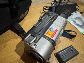 Videocámara Sony Hi8 con accesorios