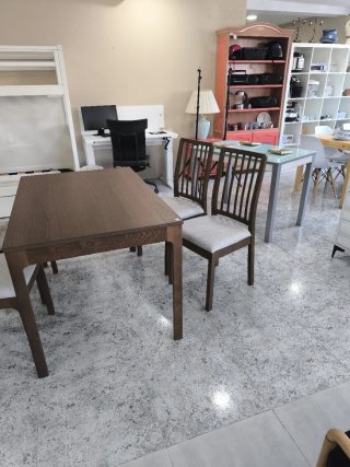 Mesa de comedor de madera con sillas