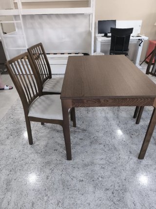 Mesa de comedor de madera con sillas