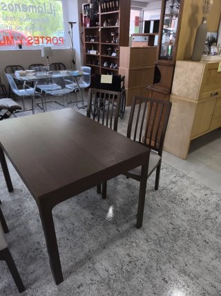 Mesa de comedor de madera con sillas