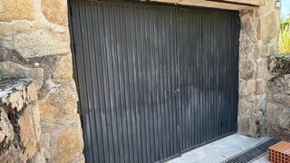 Doble puerta de garaje de hierro.
