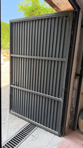 Doble puerta de garaje de hierro.