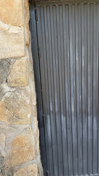 Doble puerta de garaje de hierro.