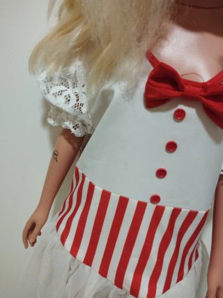 Muñeca grande rubia con vestido