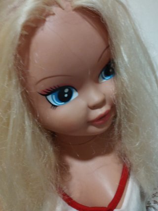 Muñeca grande rubia con vestido